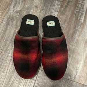 Toms Harbor Black Red Ombre Slippers